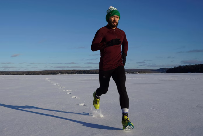 Un hombre corre sobre tierra cubierta de hielo