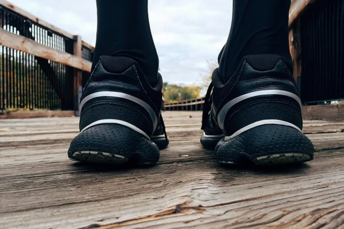 Zapatillas de un corredor vistas desde atrás