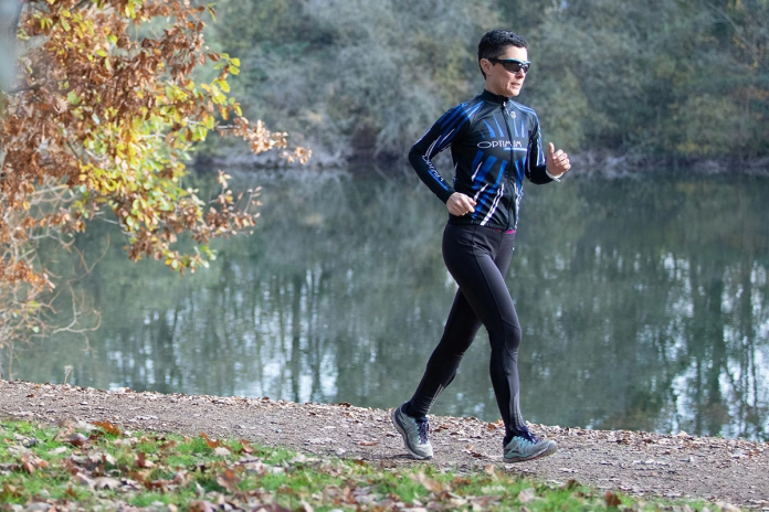 Mujer corriendo por el campo