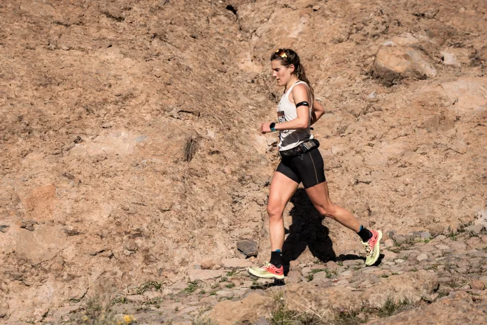 Una mujer practica trail