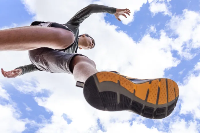 Corredor visto en contrapicado