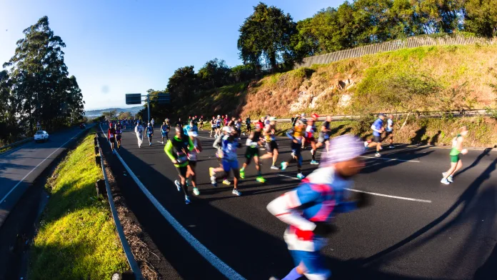 Corredores en el asfalto de una carrera montañosa