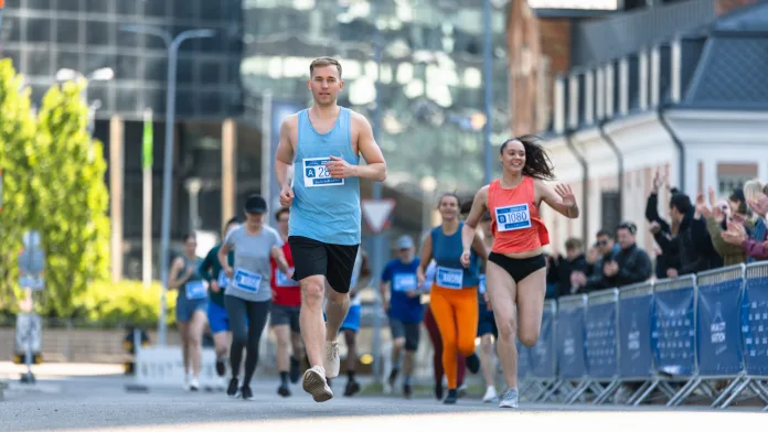 Corredores participan en una carrera urbana