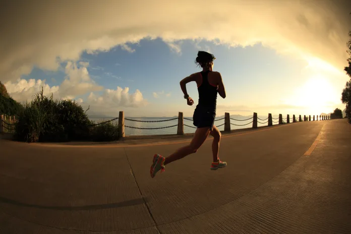 Depositphotos_90955450_L Mujer corriendo al amanecer