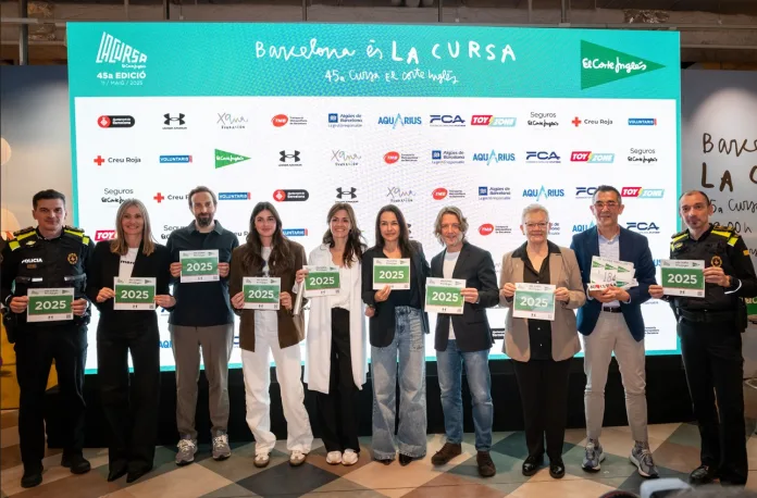 Personas posan con dorsales de La Cursa