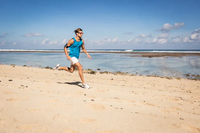 Hombre corre por la playa